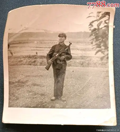 七十年代老照片站岗留影