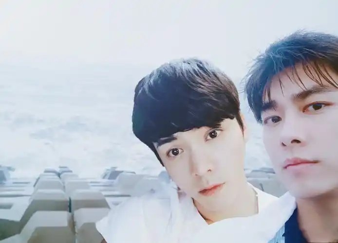 强行get一张双人自拍照 角度特别好呢～～～ (p图)