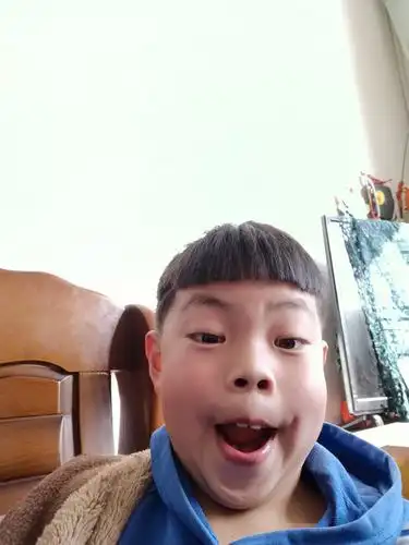 小盆友没事的时候还喜欢自拍,不错很帅呦!