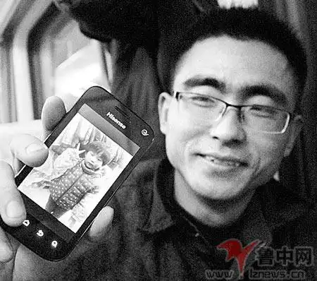 1月24日晚,外出工作归来的苑世军给记者展示他存在手机里的女儿照片