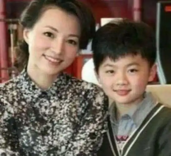 赵忠祥董卿是位很优秀的主持人我对她主持节目的评价是8个字