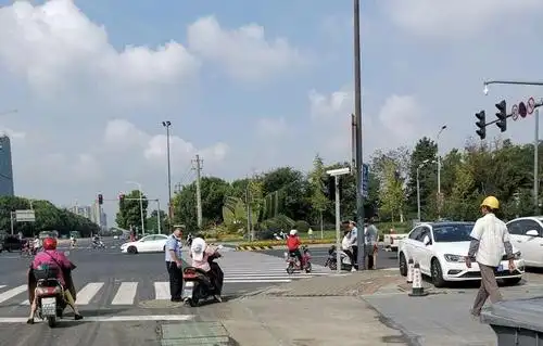 无锡严查电动车不戴头盔逆行及闯红灯