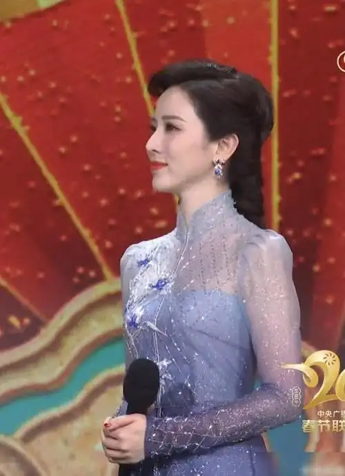 李思思的腰上了热搜可谁注意到了她的主持礼服霸气秀中国服饰