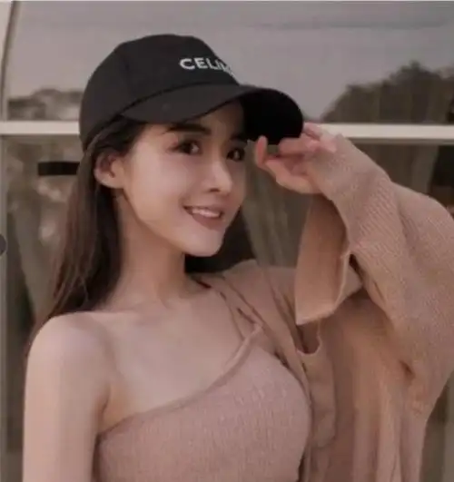 更有意思的是,花花在被捕前一日还在社交账号上关注社会事件,感觉充满