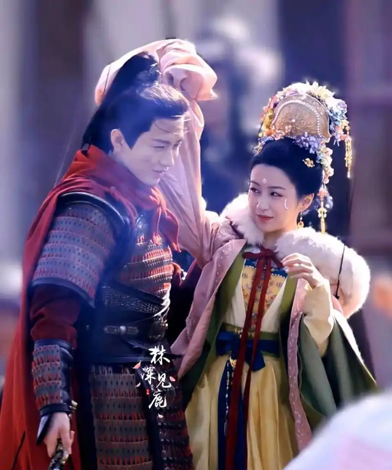 请问和成毅搭档的女生是谁?成毅的地位已经降到这个程度了吗?