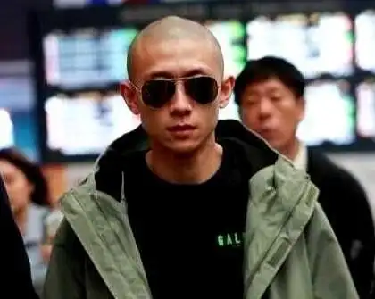 娱乐圈的光头明星徐峥包贝尔一看就搞笑而他气场2米8