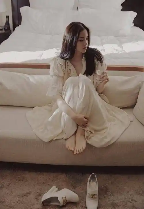 欧阳娜娜真的长大了!最新写真穿米色睡裙,慵懒撩人女人味藏不住