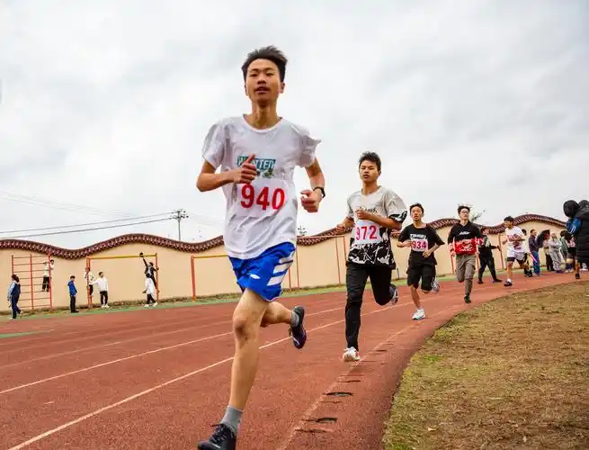 奔跑少年 - 赤脚医生吴林武 - 图虫