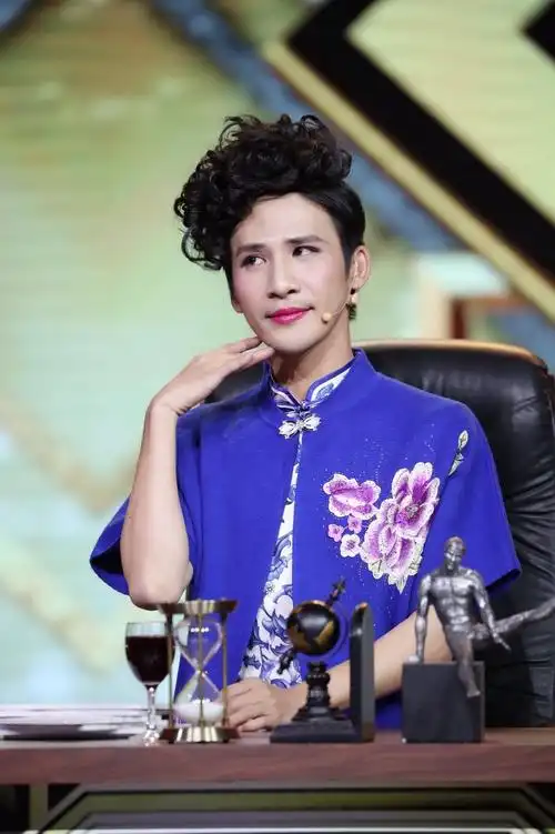 笑声传奇大张伟女装惊艳穿旗袍自称蔡明亲妹