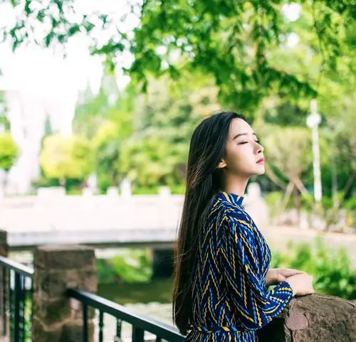 音乐学院黑长直女神气质写真获选城市形象宣传大使