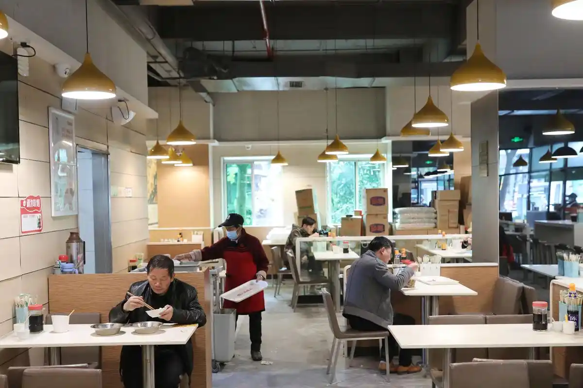 3月18日,市民在贵阳市一餐饮店内就餐.