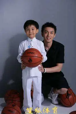 图文:[cba]辽宁盼盼球员写真 杨鸣和球童