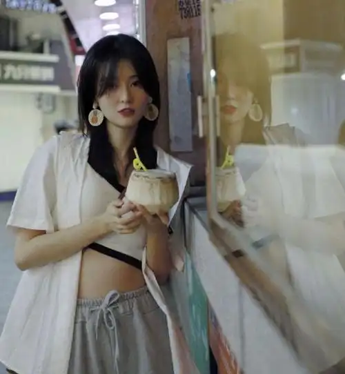 乔欣深夜逛夜市内衣外穿秀杨柳细腰俏皮嘟嘴像十八岁少女