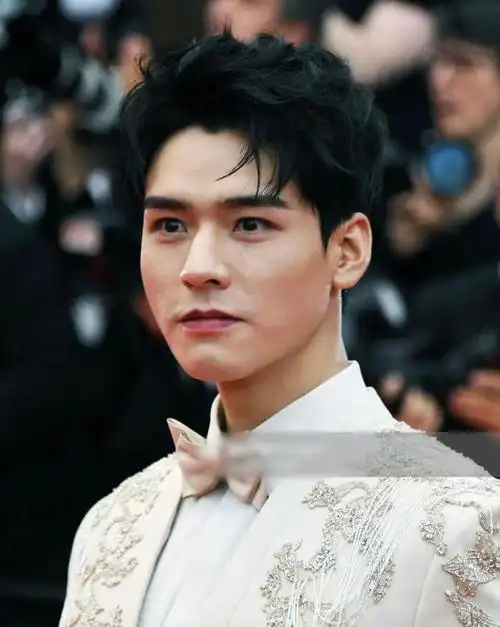 陈凯歌的前妻洪晃在5月19日上了热搜,她在评论区里批评了一个知名男