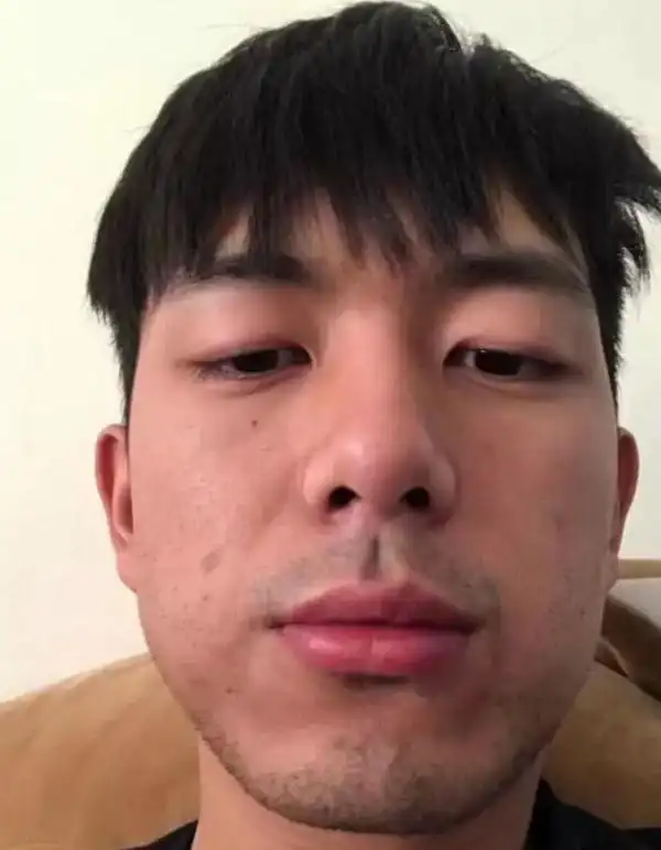 李现素颜生活照曝光黑头和胡须都是看得一清二楚