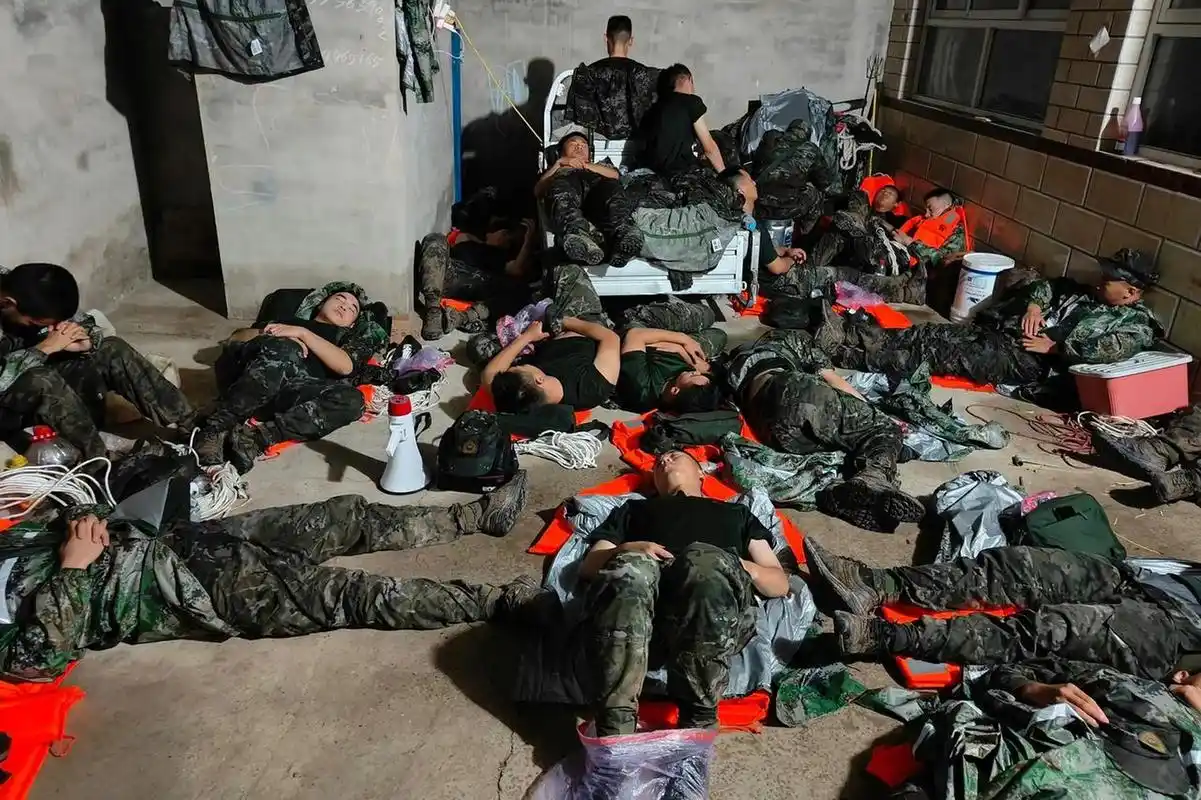 河北廊坊抗洪第一线的一张感人又心酸的照片,10多位疲惫抗洪军人躺在