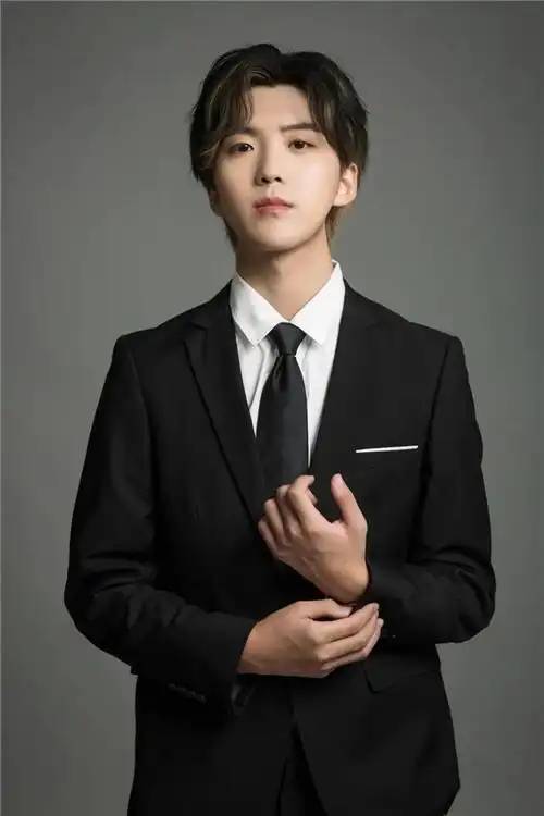 以演唱成员的身份参加湖南卫视原创新形态声乐演唱节目《声入人心》