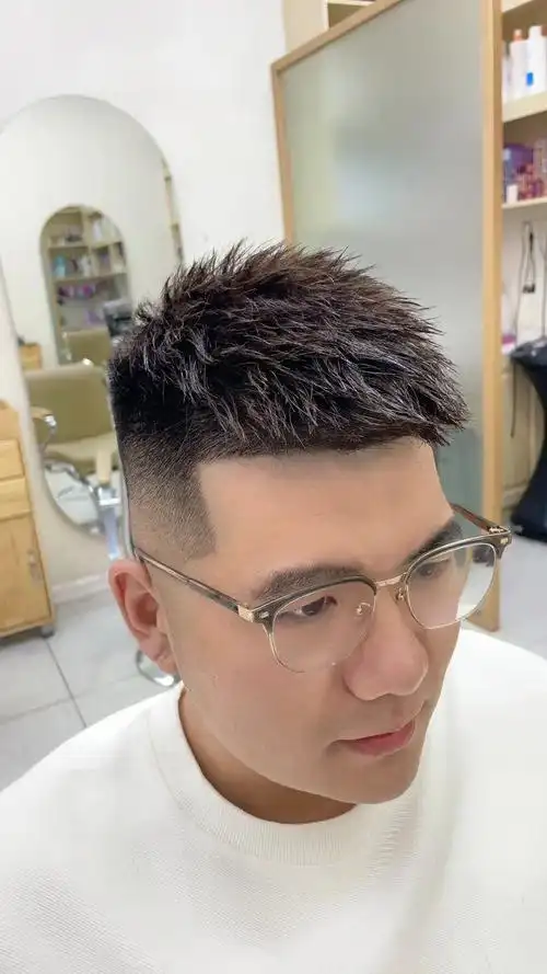 前刺发型除了会把周边头发铲短之外,头顶头发的长度也比男士寸头稍长