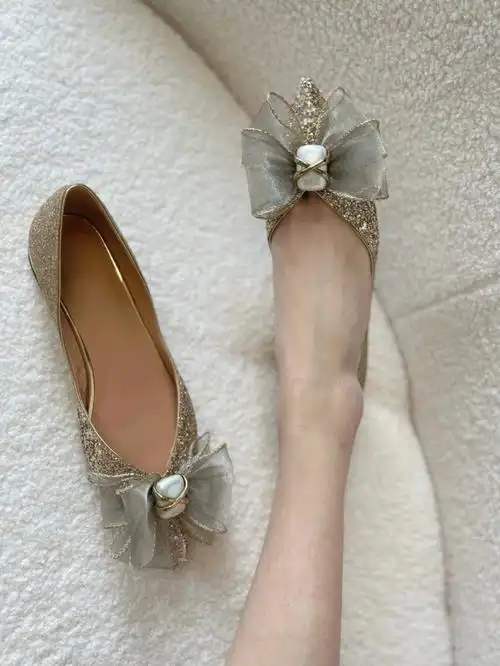 一见倾心的闪粉蝴蝶结平底鞋款式好特别