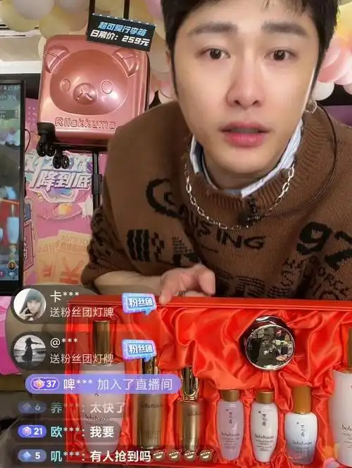 在经营生意几年后,朱梓骁也涉足了一些电视剧领域,比如仙侠剧《琉璃》