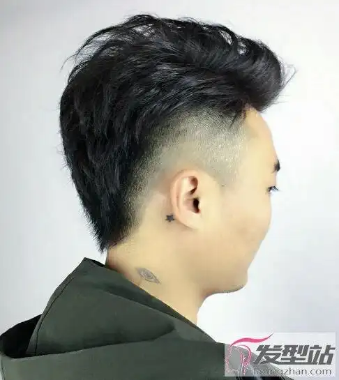 两边剃掉的发型叫什么两边剃短朋克发型最帅气