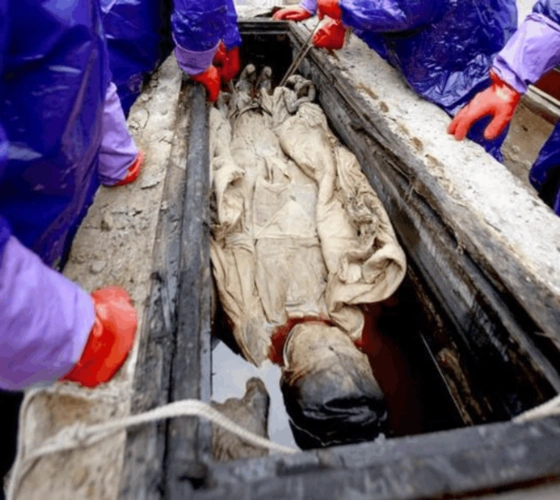 再说一个乾隆盗墓的事情,乾隆盗墓也不为钱财,不为墓中酒,更不是