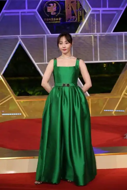 白百何身材变胖却敢穿绿色缎面吊带裙优雅大方却掩盖不住粗腰