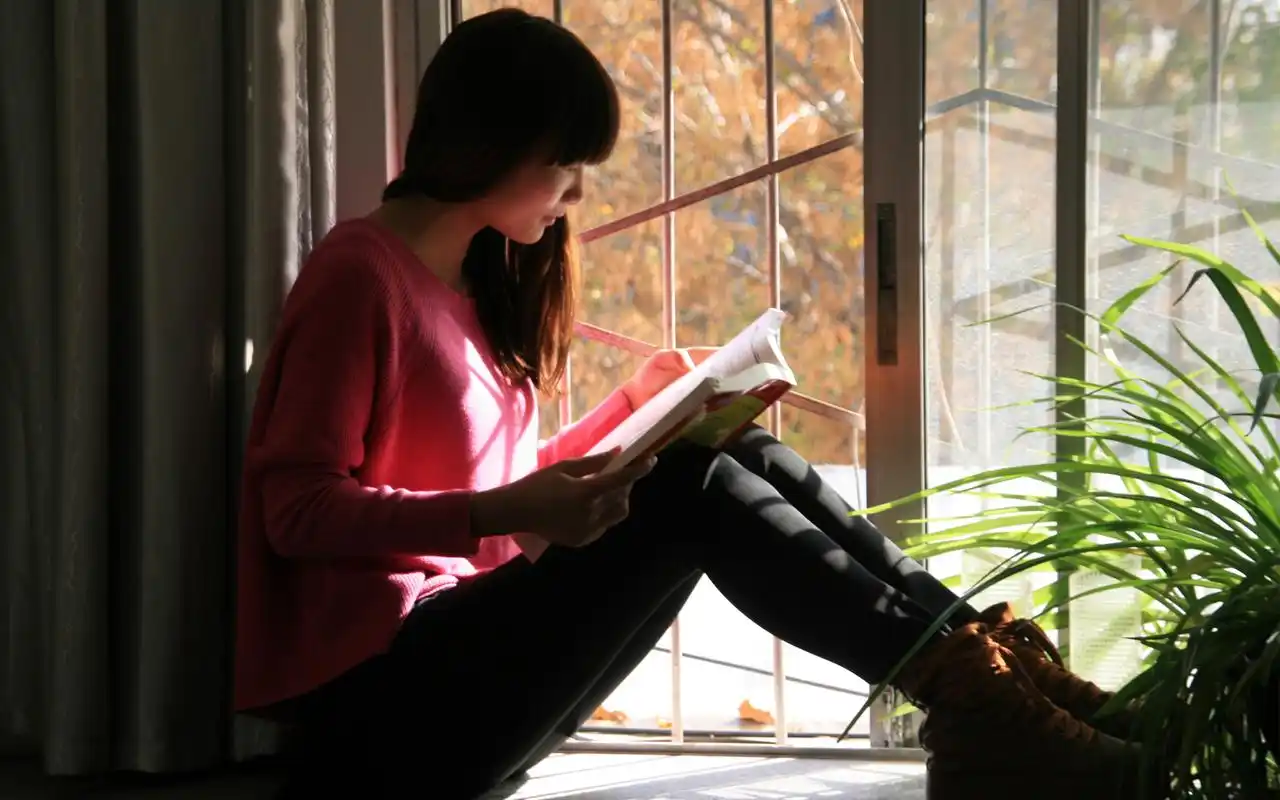 安静的读书的女生