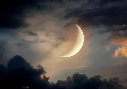 半个月亮图片