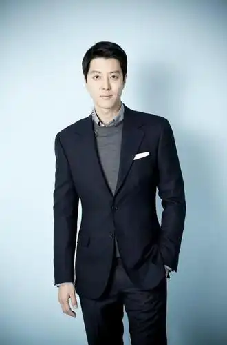 李东健与经纪公司续约全面开拓演艺事业