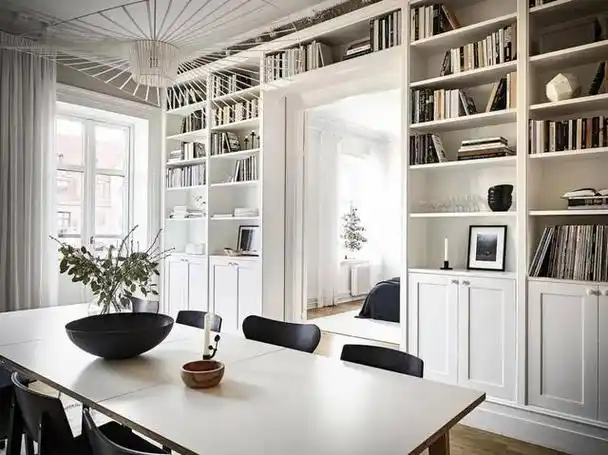 利用墙角的书架或书柜在门周围框出的空间,可以产生令人印象深刻的