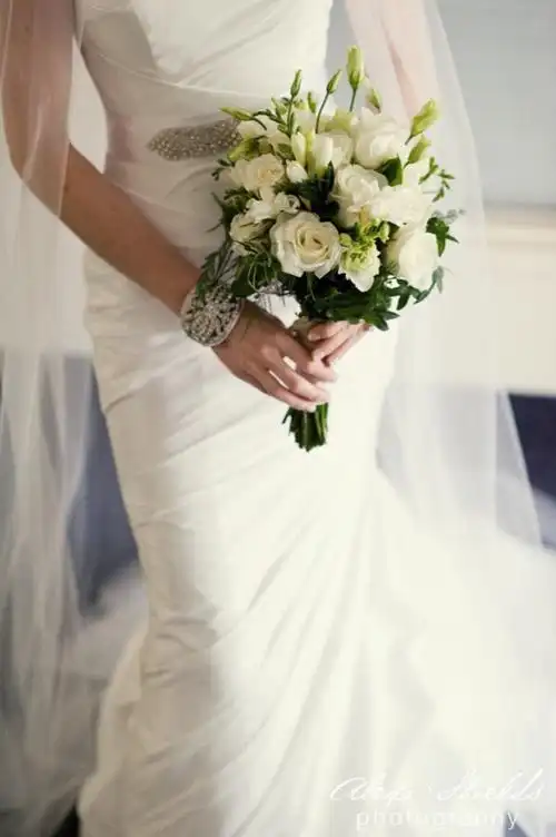 原谅捧花的我盛装出席却只为献礼—新娘手捧花 红玫瑰 白玫瑰 婚礼