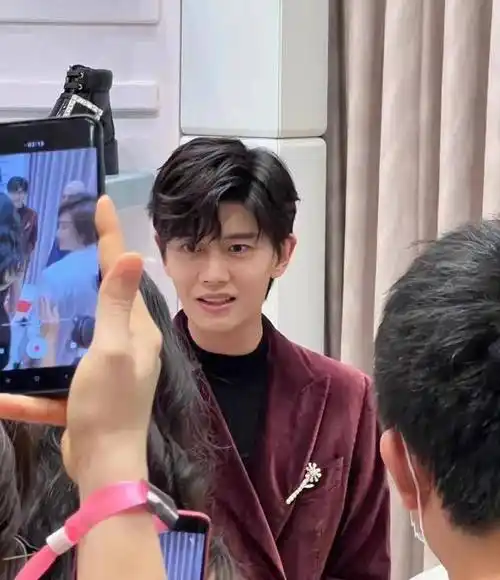 178cm任嘉伦出席活动,穿5cm增高鞋仍瘦小,听不懂英文太尴尬!