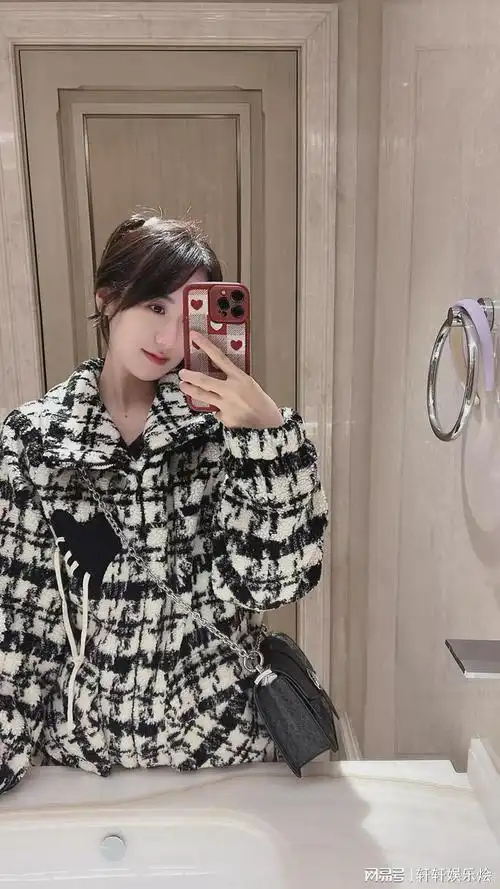 袁冰妍晒自拍年轻就是好