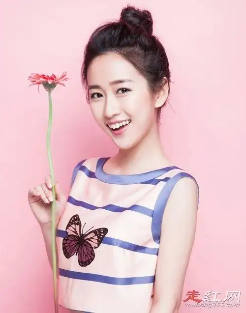 2004年年仅14岁的刘美含便凭电视剧《女生日记》而出道;2007年,刘美含