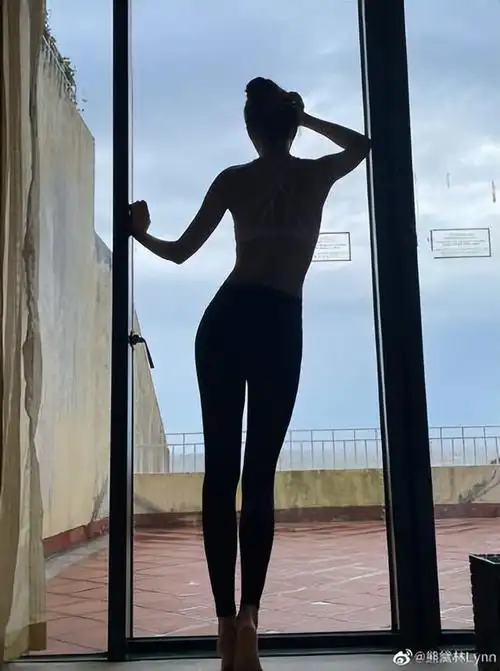 熊黛林隔离炸出傲人上围运动bra泄马甲线好身材网友真的大