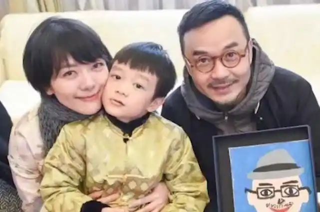 汪涵老婆罕晒儿子,7岁沐沐给妈妈织围巾,游泳获两块奖牌超优秀