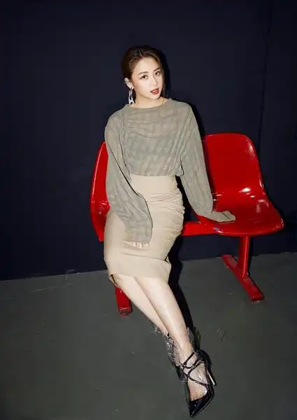 鬼鬼吴映洁亮相上海时装周可御可甜尽显双面魅力