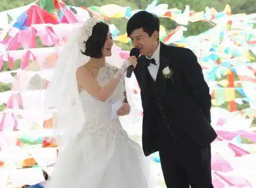 何炅主持过的明星婚礼中谢娜依旧甜蜜而最后一对却已分道扬镳