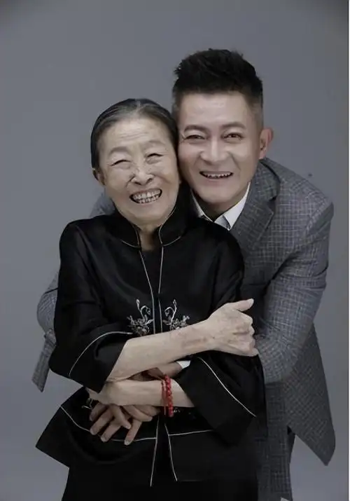 回顾"丑娘"张少华:生前带病工作,去世后丈夫的坚持让人泪目