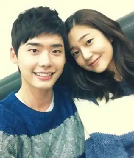 李钟硕的现任女友李钟硕金智媛接吻照暧昧短信曝光