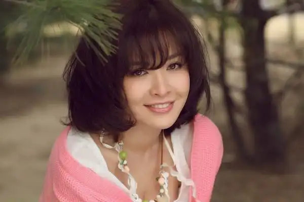 张慧《养父》初露锋芒 新写真秀秋冬风情