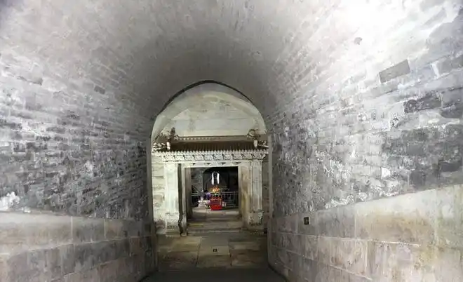 实拍被孙殿英盗掘的慈禧陵墓现状曾经珍宝无数如今只剩下棺椁