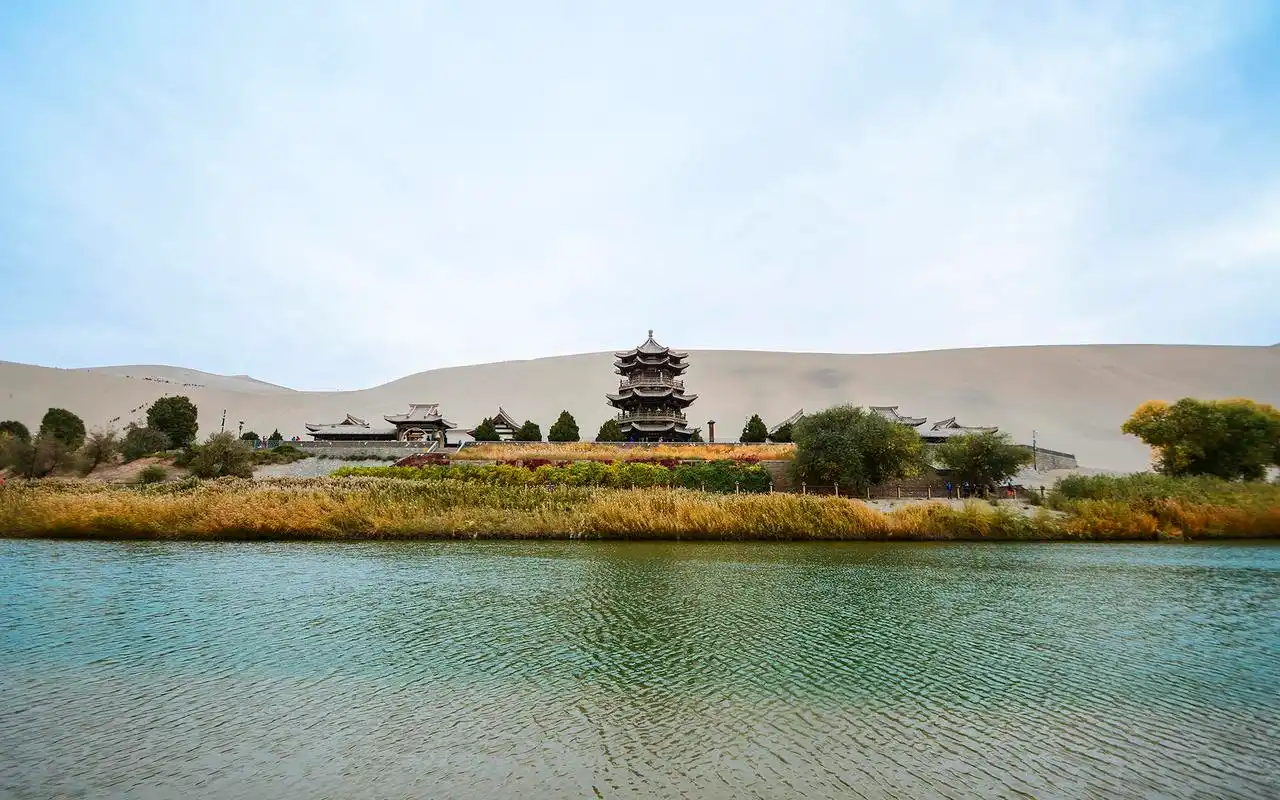 甘肃敦煌月牙泉风景旅游电脑高清壁纸图片下载