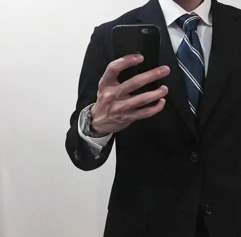 戴眼镜西装男生头像 男生头像图片大全 -【爱个性】