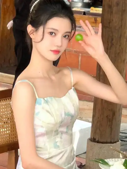 孙珍妮说请你一起吹吹延迟的海风##孙珍妮珍珠花朵发饰