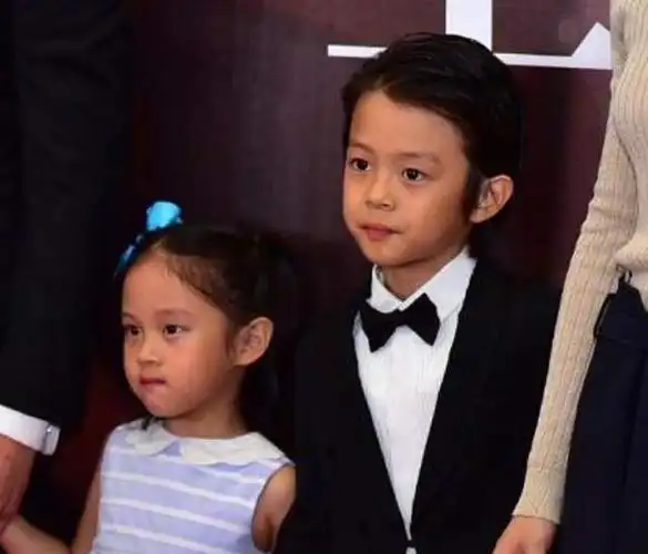 孙俪晒儿子女儿军装照,等等表情搞怪像邓超,小花满脸笑容超开心