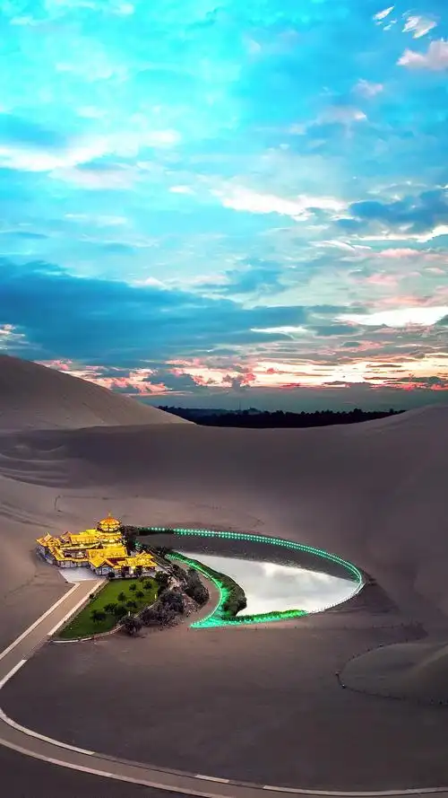 最美的风景#鸣沙山巅观日落,月牙泉畔新潇洒,忆古思今皆蹉跎,浊酒一