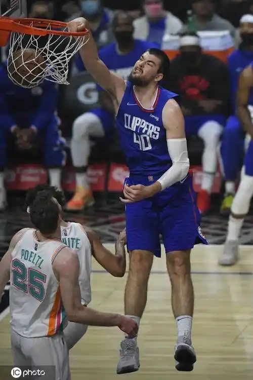 高清图快船不敌马刺乔治飞身上篮祖巴茨暴扣