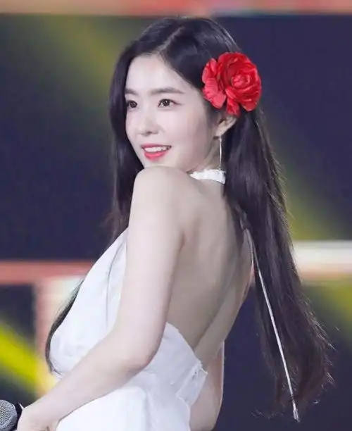 南韩神颜爱豆裴珠泫,不笑时满满的清冷仙女范,又美又撩人